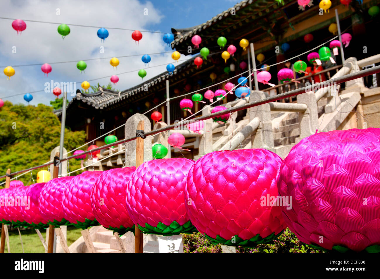 Multi-lampioncini colorati appesi fino al tempio di Bulguksa a celebrare il compleanno di Buddha, Corea del Sud Foto Stock