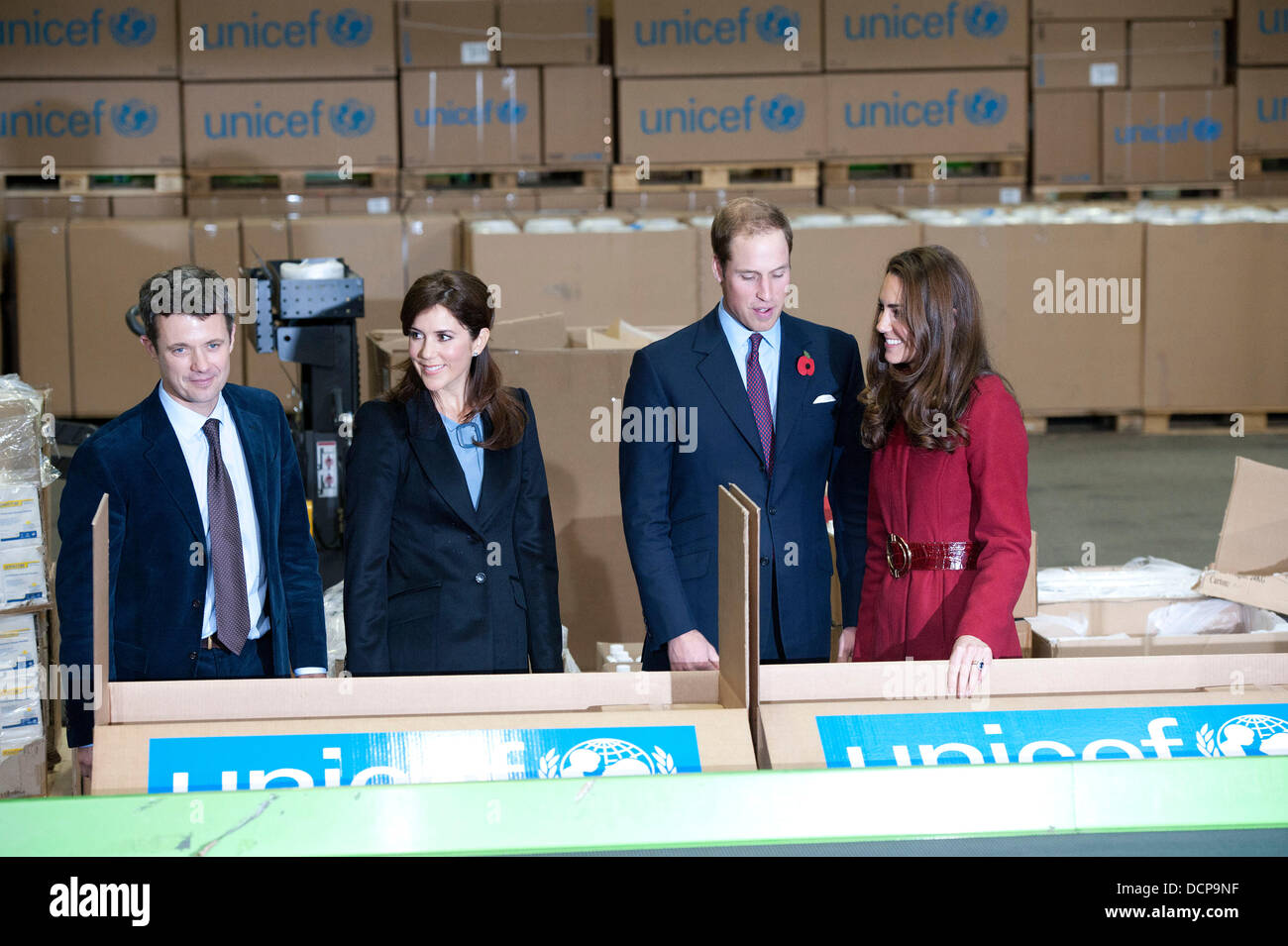 Il principe ereditario Frederik e la Principessa Maria Caterina, duchessa di Cambridge aka Kate Middleton e il principe William Duca di Cambridge all'UNICEF alimentazione di emergenza Centro per visualizzare gli sforzi per distribuire cibo di emergenza e di forniture mediche a eastern Afri Foto Stock