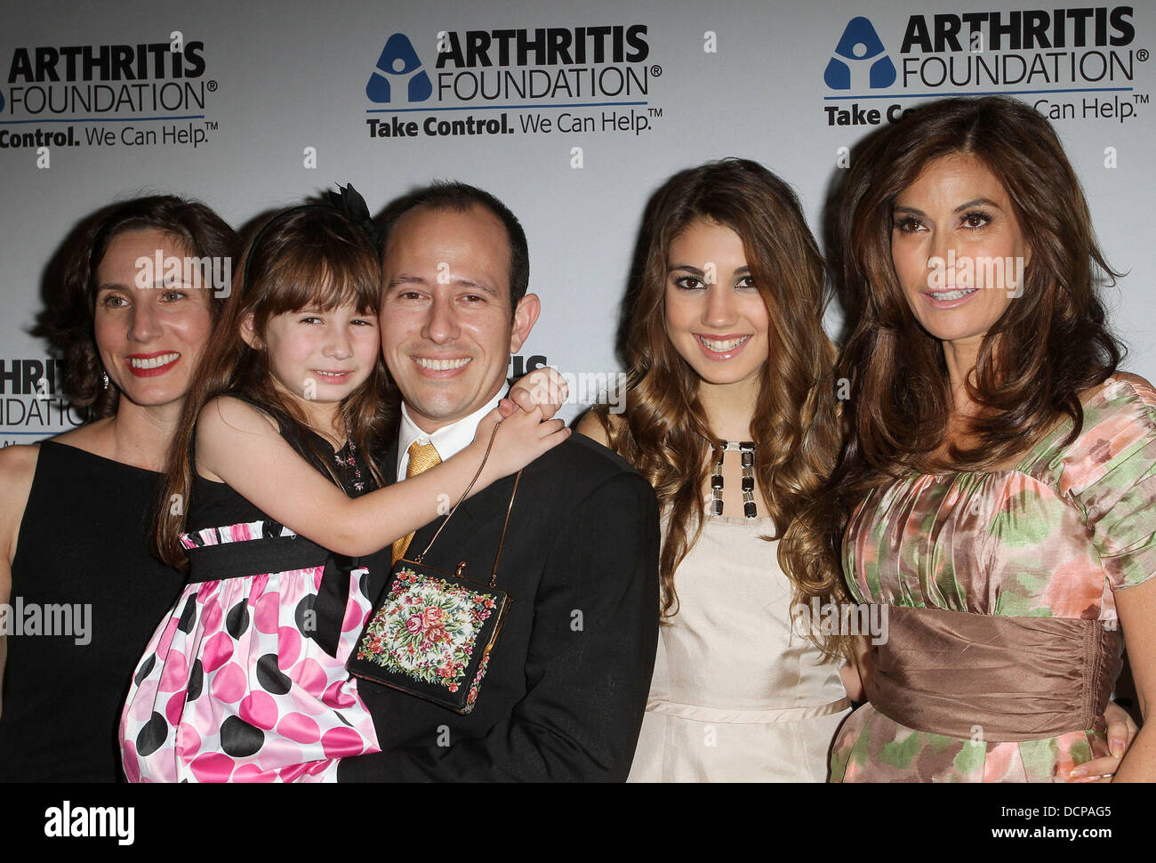 (L-R) Laura Schultz, Sophia Rothman, Joel Rothman, Emerson Hatcher e Teri Hatcher presso la Arthritis Foundation il suo impegno a favore di una cura Awards Gala presso il Beverly Wilshire Four Seasons Hotel di Beverly Hills, la California - 02.11.11 Foto Stock