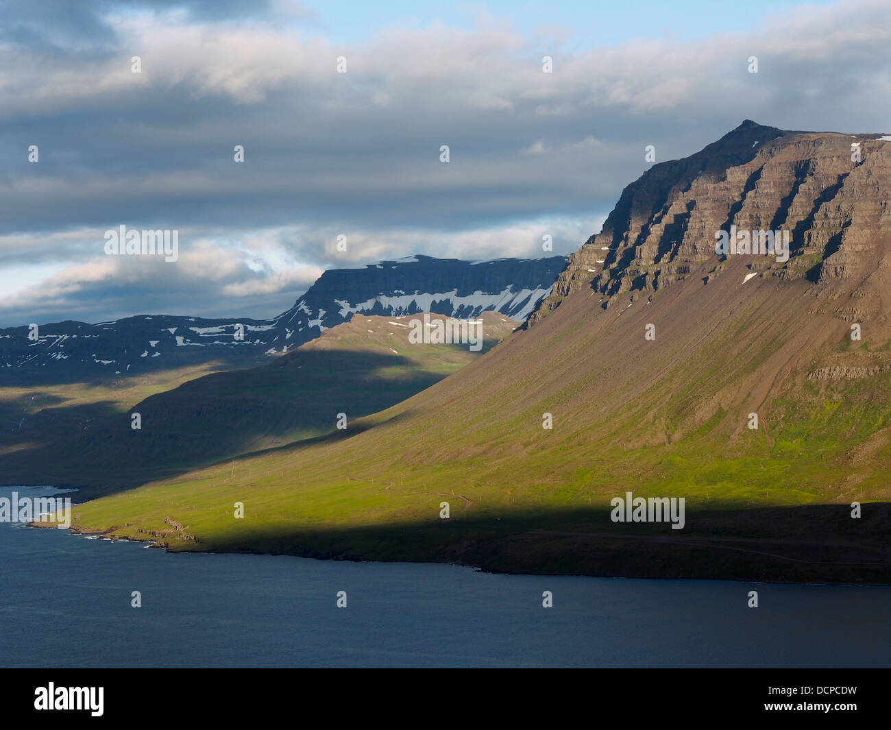 Luce della Sera sulla estremità orientale di Seydisfjörður da vicino Sellstaðir, Islanda Foto Stock