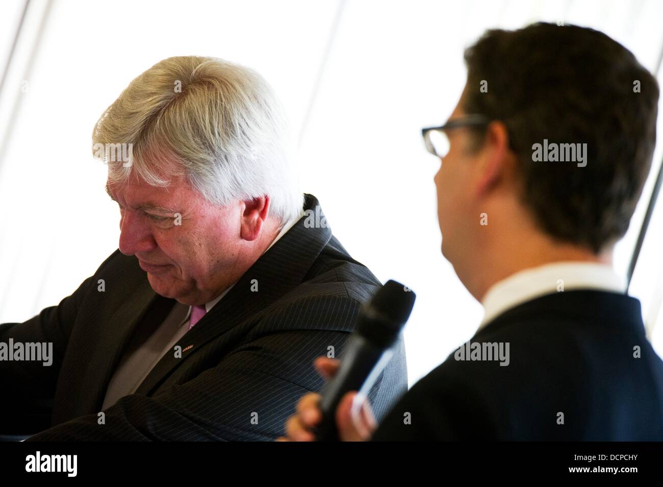 Giessen, Germania. 21 Ago, 2013. Governatore di Hesse Volker Bouffier (L) e top-candidato della SPD Thorsten Schaefer-Guembel partecipare a un dibattito pubblico sulla politica economica a Giessen, Germania, 21 agosto 2013. Ospite della manifestazione "Giessen Vertice' è IHK Giessen-Friedberg. Foto: DANIEL REINHARDT/dpa/Alamy Live News Foto Stock