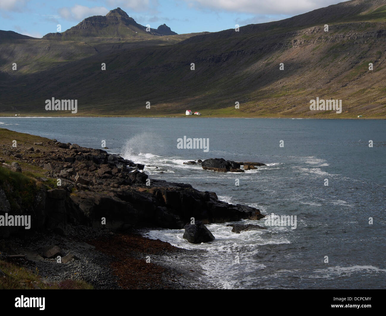 Bay, Viðfjörður, Est fiordi, Islanda Foto Stock