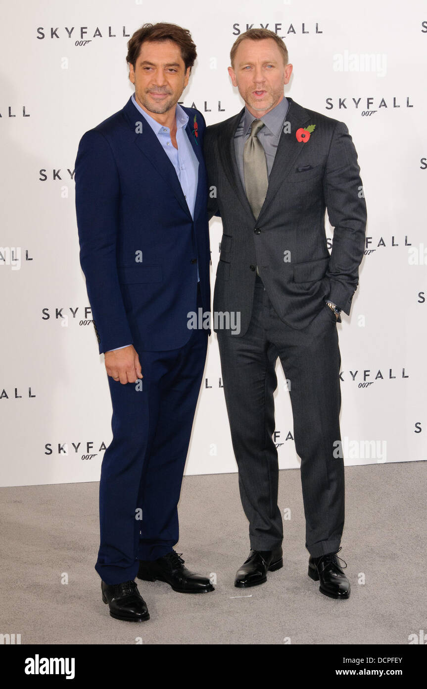 Javier Bardem e Daniel Craig 'Skyfall', il ventitreesimo film di James Bond,  photocall tenutosi al massimo del ristorante. Londra, Inghilterra -  03.11.11 Foto stock - Alamy
