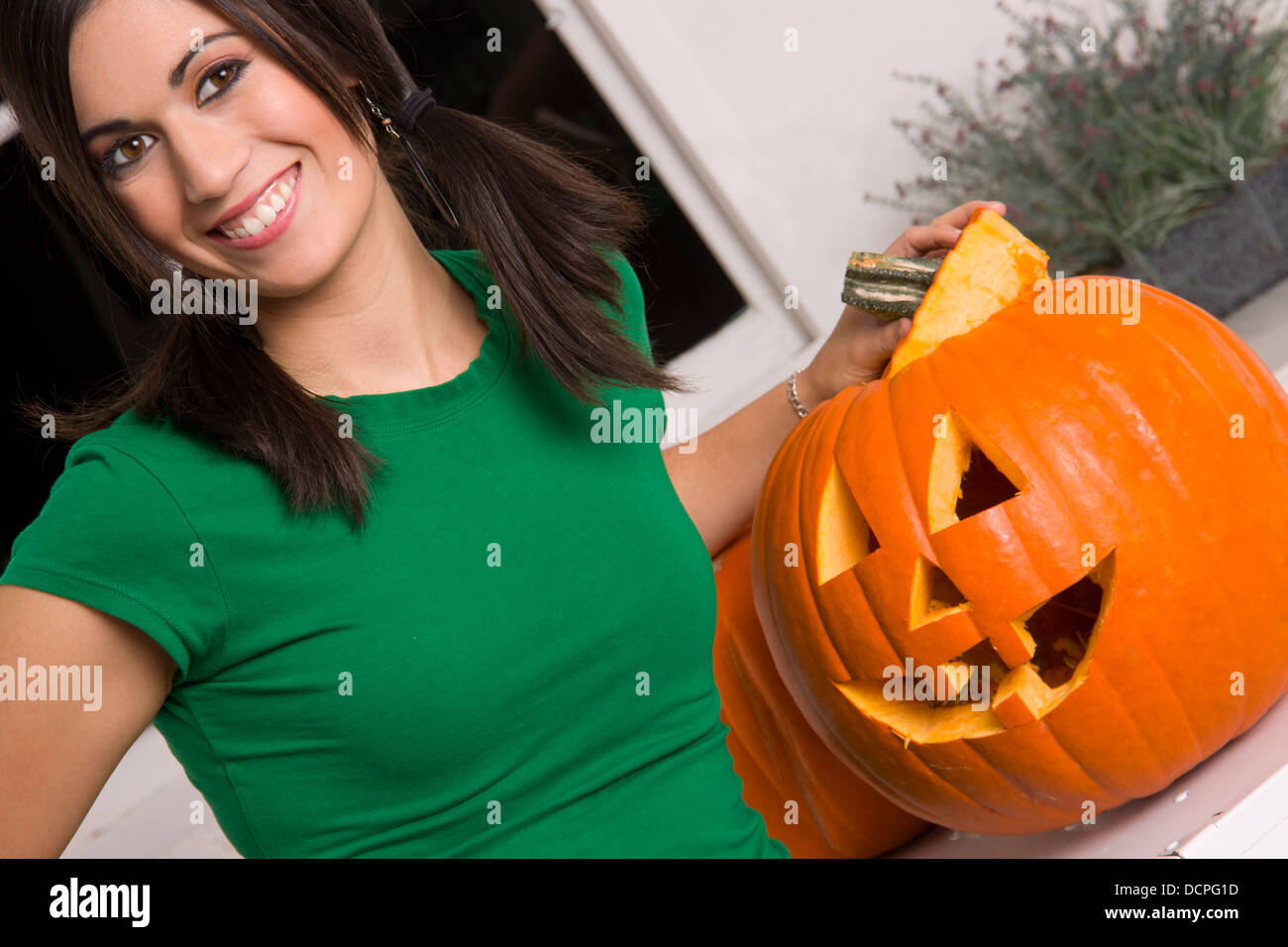 Donna allegra di Halloween Foto Stock