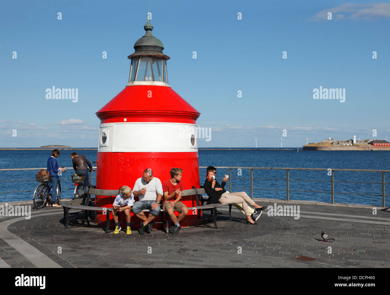 Famosi gelati in una calda e soleggiata giornata estiva al più esterno del molo di Langelinie, il molo di Langelinie si dirige al faro rosso. Copenaghen. Foto Stock