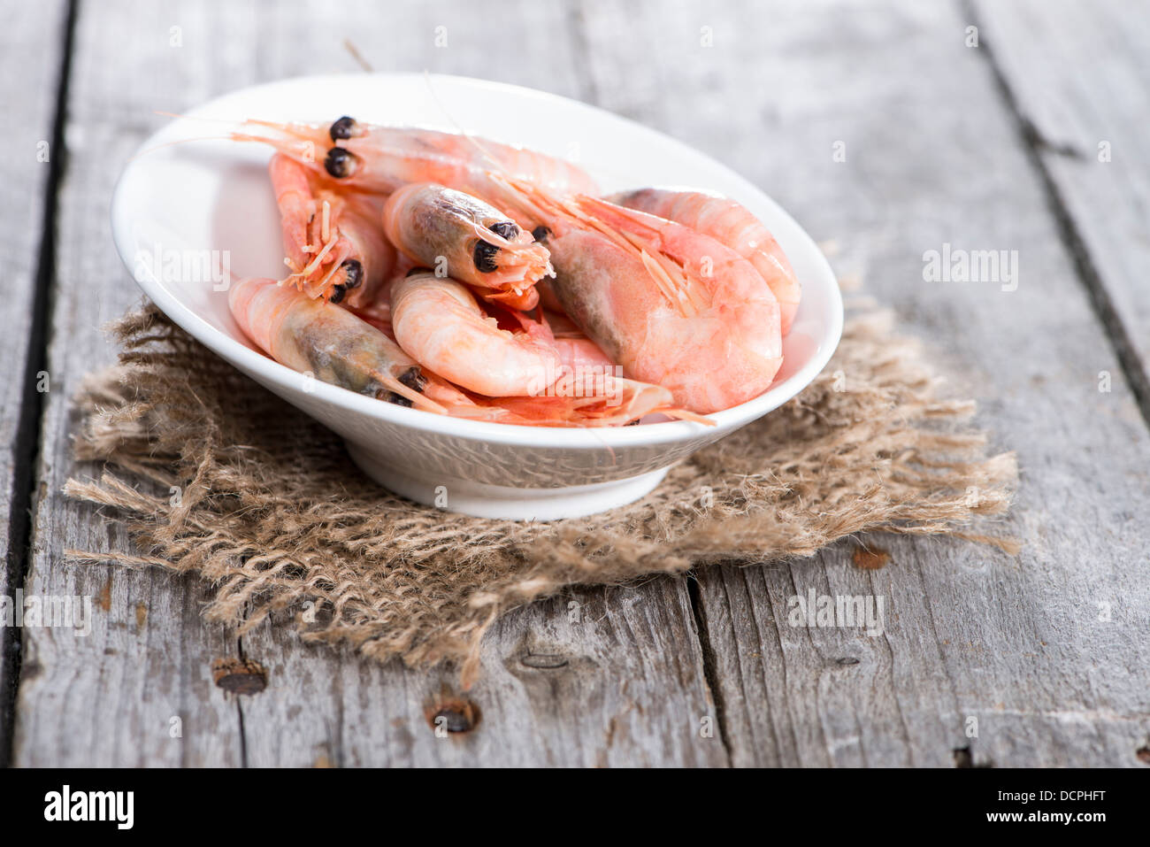 Gamberi crudo su vintage sfondo di legno Foto Stock