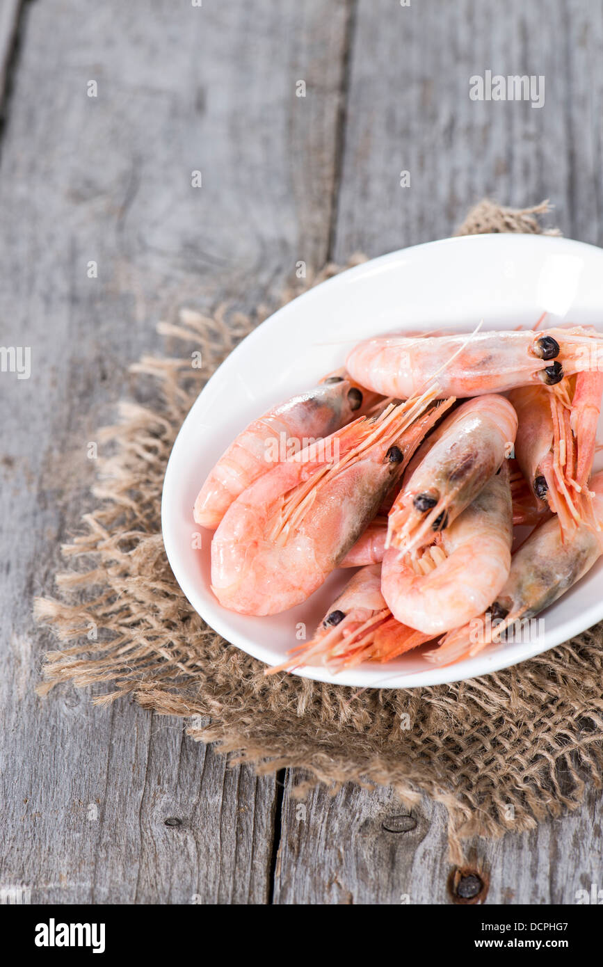 Gamberi crudo su vintage sfondo di legno Foto Stock