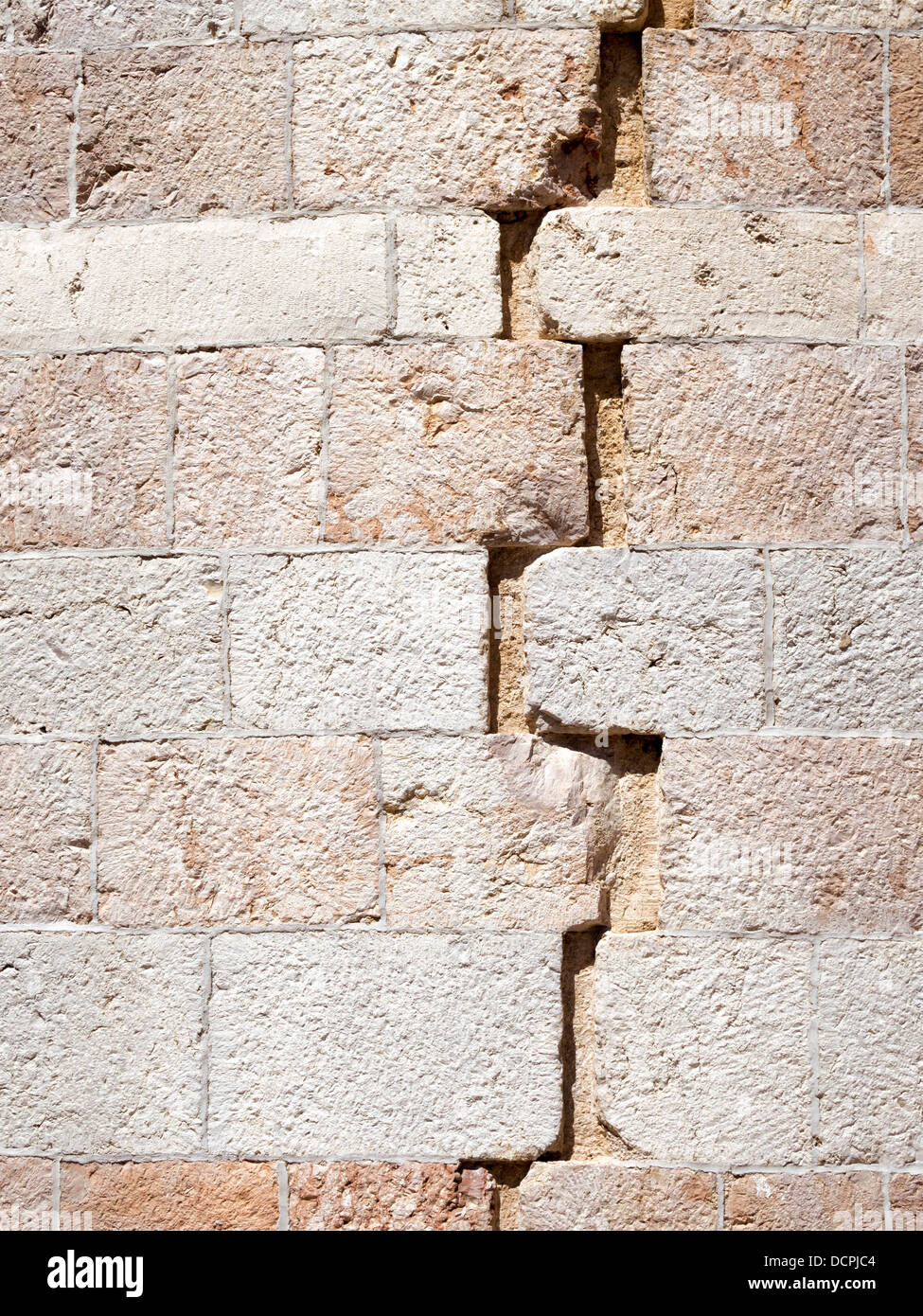 Grande incrinatura sul vecchio muro di pietra Foto Stock