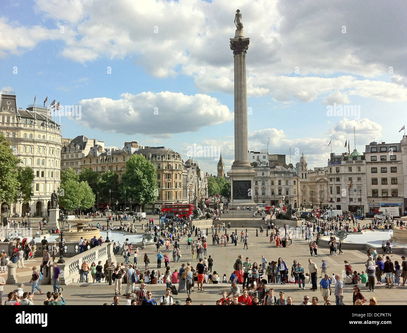 TRAFALGAR SQUARE, Londra, con Whitehall al di là. Foto Tony Gale Foto Stock