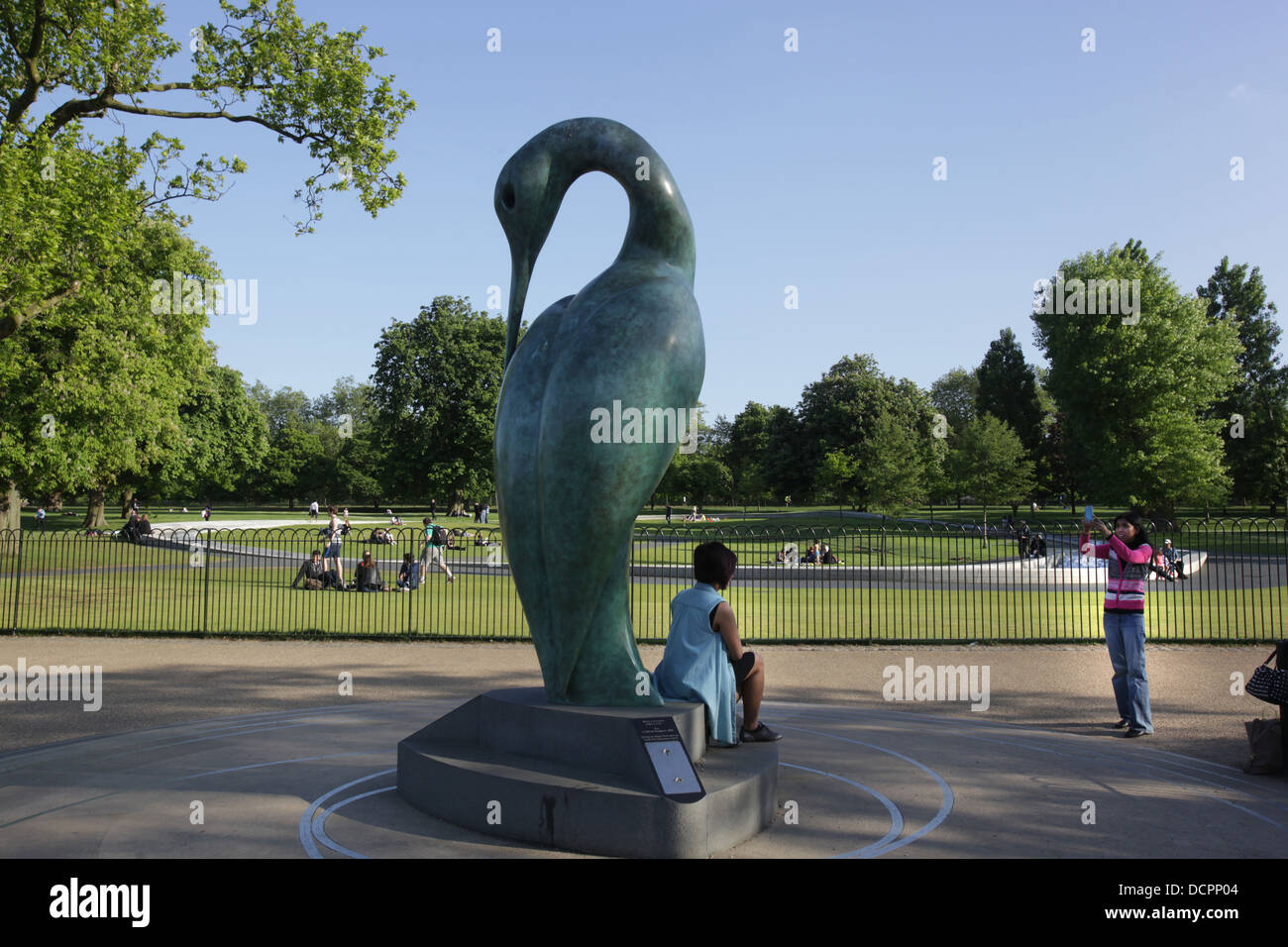 Selfie da serenità (2009), una scultura in bronzo che rappresenta Iside, la dea egizia di natura o di maternità da simon spinotto, Hyde Park, Londra uk. Foto Stock