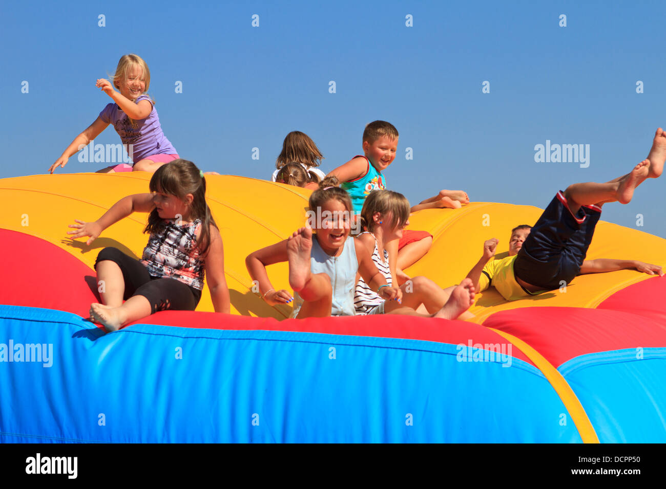 Dei bambini felici giocando su gigante bolla di plastica durante air show picnic a Katowice, Polonia. Foto Stock