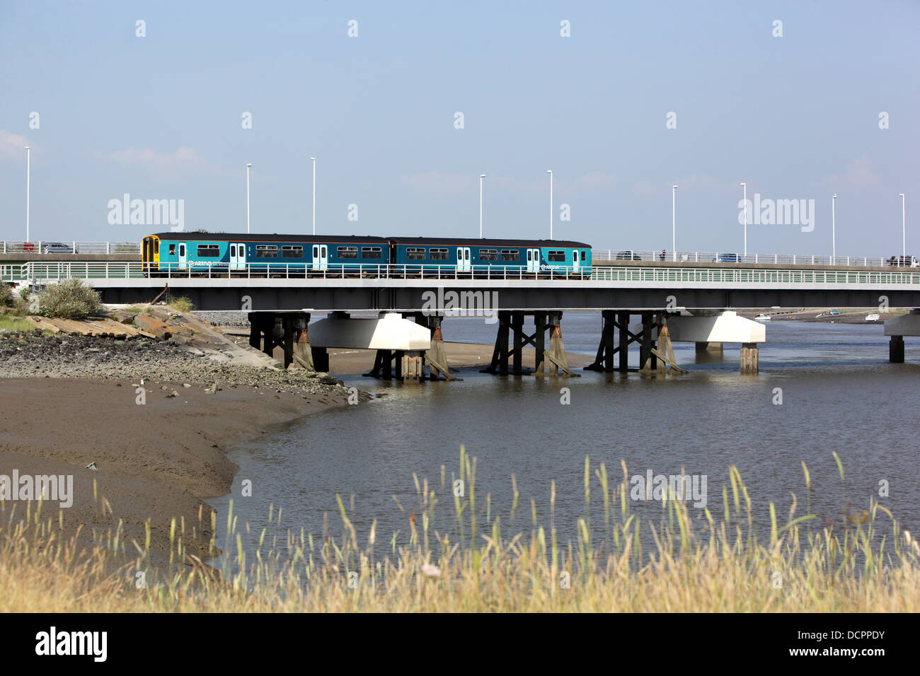 Arriva Trains wales locomotore attraversando il nuovo loughor estuario ponte vicino a Llanelli sulla west wales linea in carmarthenshire Foto Stock