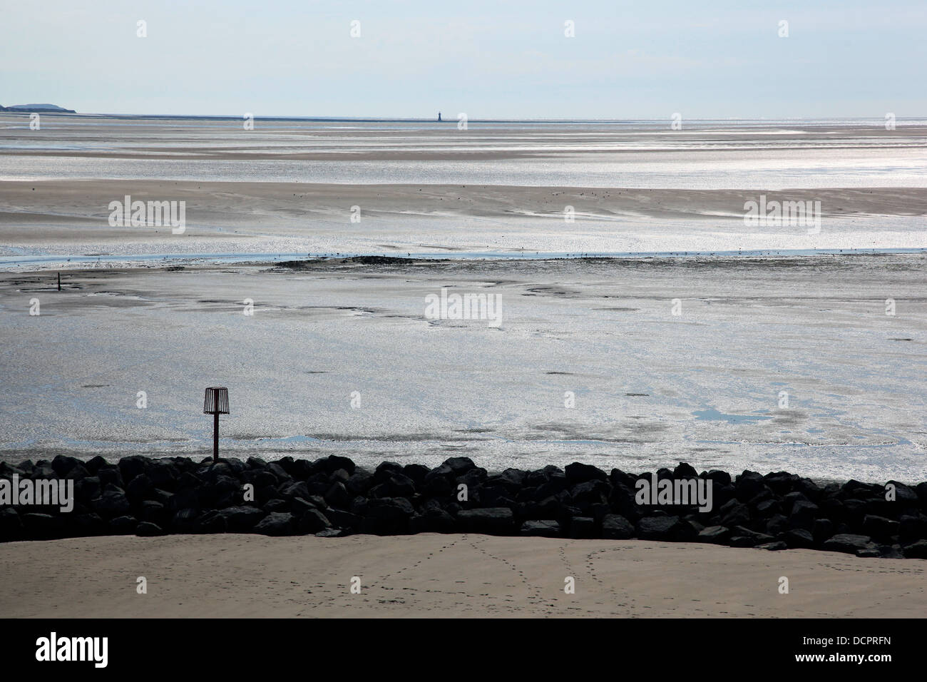 Loughor estuario, guardando fuori verso whitford point lighthouse e la Penisola di Gower dalla millenaria parco costiero, llanelli, Wales, Regno Unito Foto Stock
