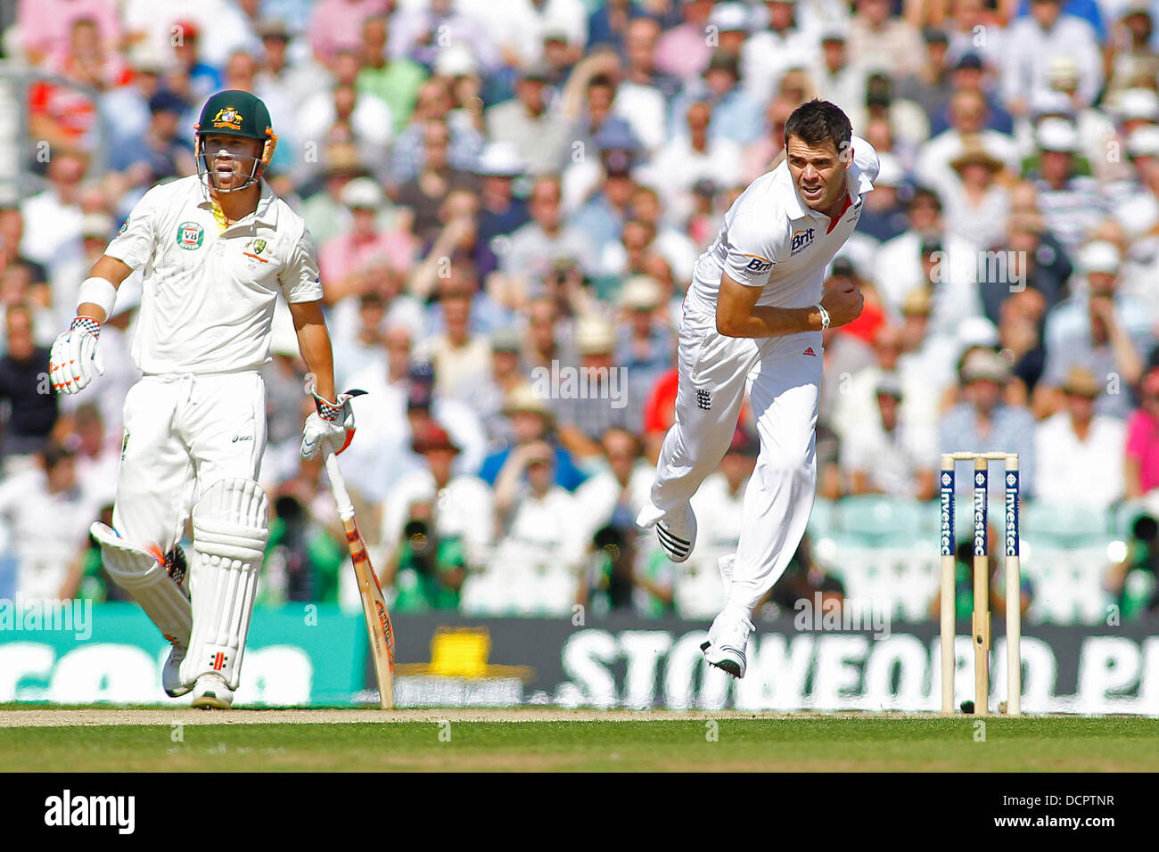 Londra, Regno Unito. 21 Ago, 2013. David Warnerand James Anderson durante il primo giorno del quinto Investec ceneri Cricket match tra Inghilterra e Australia ha suonato presso la Kia Oval Cricket Ground, il 21 agosto 2013 a Londra, Inghilterra. Credito: Mitchell Gunn/ESPA/Alamy Live News Foto Stock