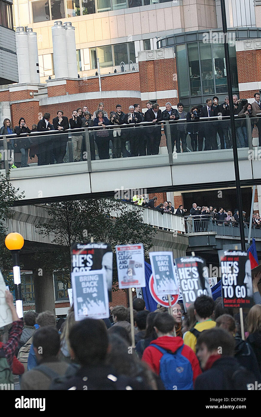 L'atmosfera "studente protesta contro le Tasse di Iscrizione " Dimostrazione e marzo attraverso Londra Londra, Inghilterra - 09.11.11 Foto Stock