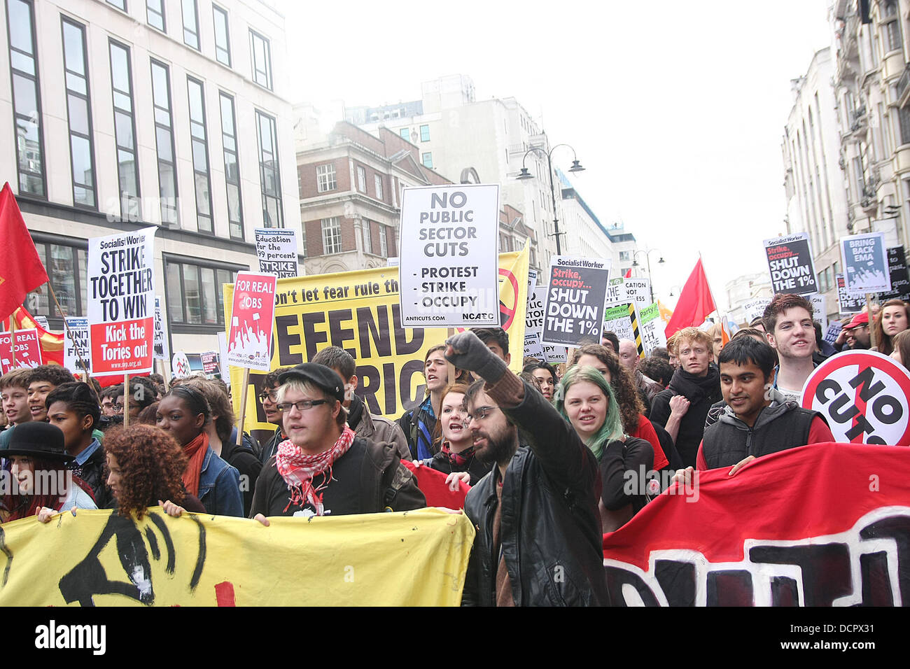 L'atmosfera "studente protesta contro le Tasse di Iscrizione " Dimostrazione e marzo attraverso Londra Londra, Inghilterra - 09.11.11 Foto Stock
