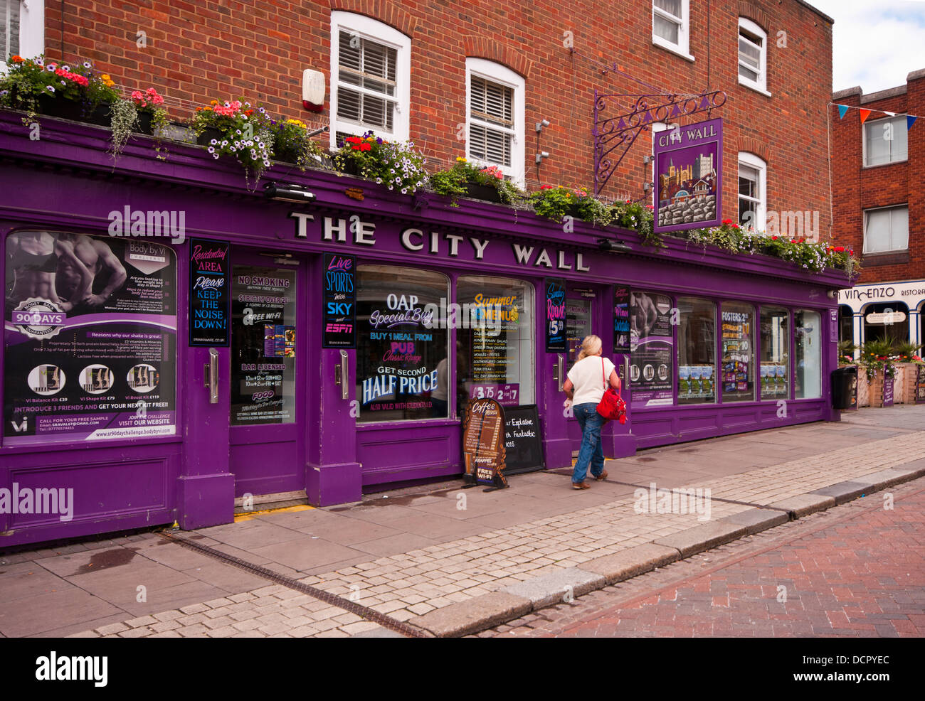 La parete della città Pub Rochester High Street Kent REGNO UNITO Foto Stock