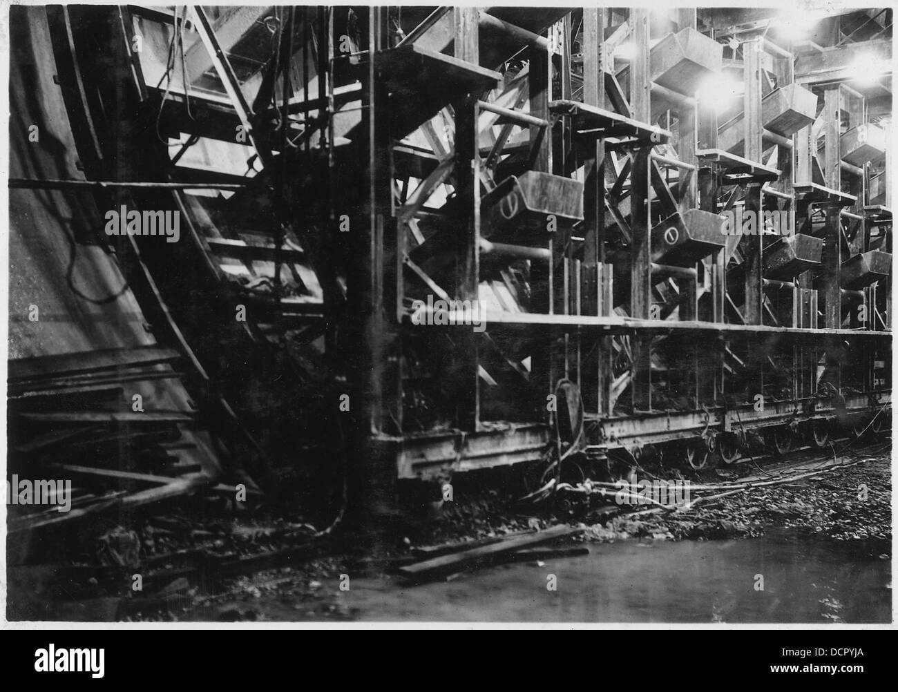 Questa immagine mostra la sezione inferiore dei moduli delle pareti laterali utilizzati per il rivestimento dei tunnel di deviazione. Gli scivoli attraverso i quali passa il calcestruzzo sono visibili, illustrando il processo di costruzione di progetti infrastrutturali su larga scala, come dighe o gallerie. Foto Stock