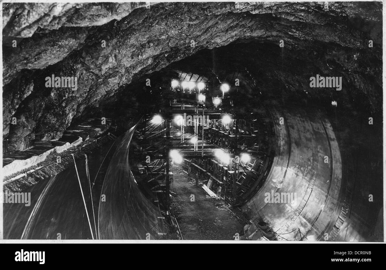 Vengono mostrate le operazioni per il posizionamento del calcestruzzo a parete laterale nel tunnel di deviazione n. 2, con un carrello visibile all'interno del tunnel. Questo progetto fa parte di uno sviluppo di infrastrutture finalizzato alla deviazione dell'acqua. Foto Stock