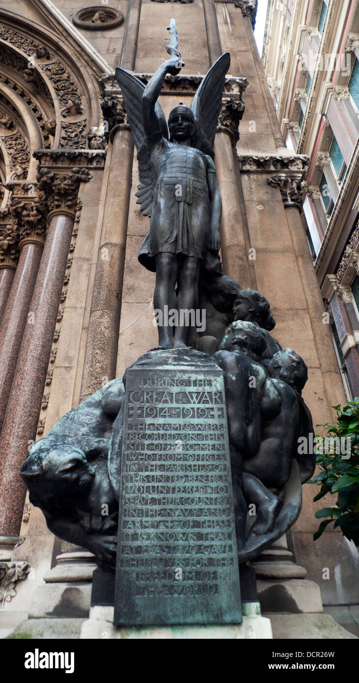 Grande Memoriale di guerra statua al di fuori della Chiesa Parrocchiale di San Michele Cornhill nella città di Londra KATHY DEWITT Foto Stock