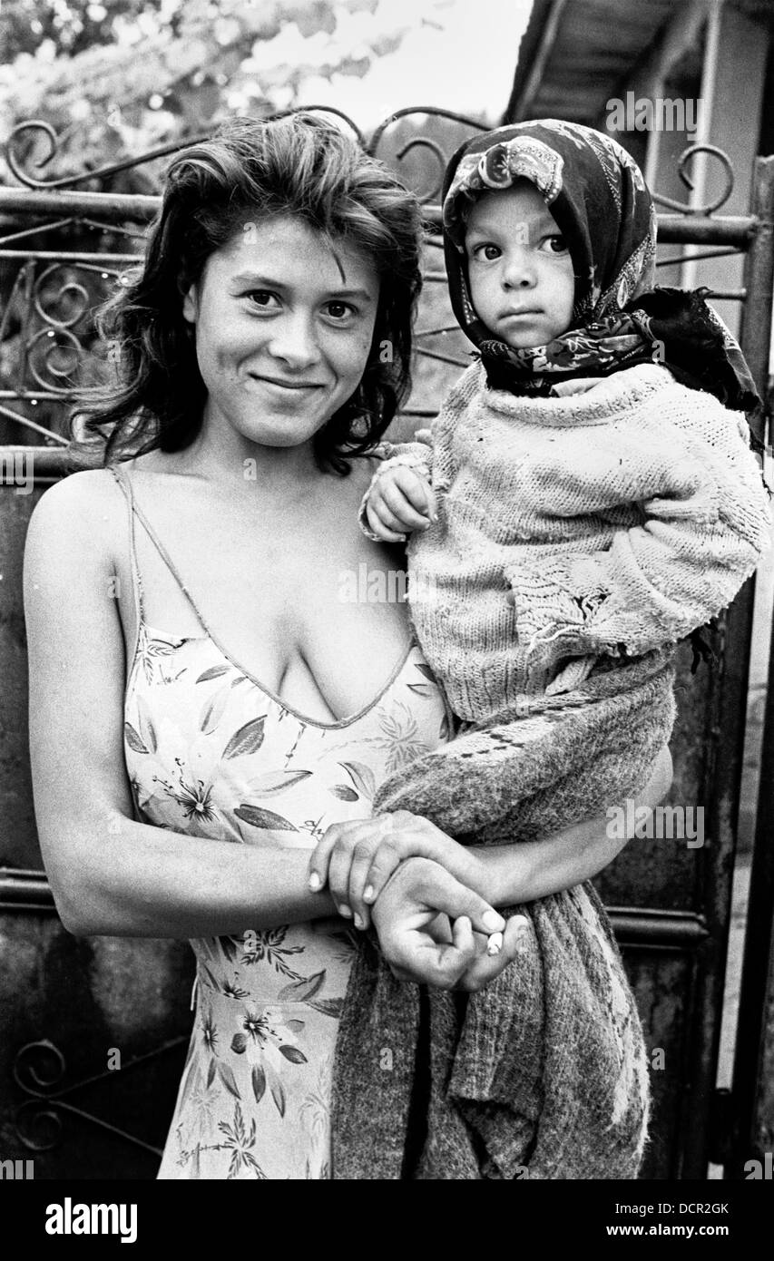 Roma la madre e il bambino in Valea Seaca village Bacau Romania Luglio 1997 Foto Stock