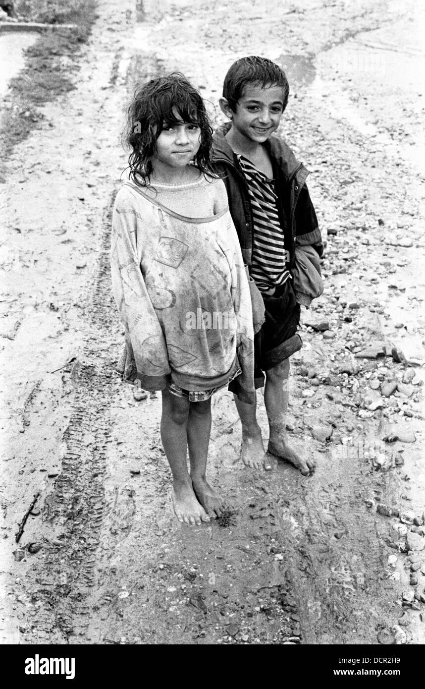I bambini rom in Valea Seaca village Bacau Romania Foto Stock