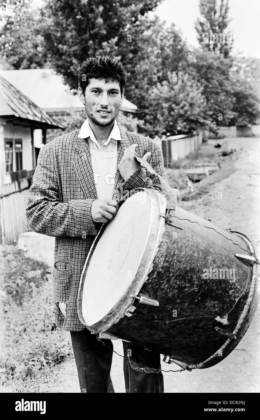 I giovani rom uomo con tamburo a Valea Seaca village Bacau Romania Foto Stock