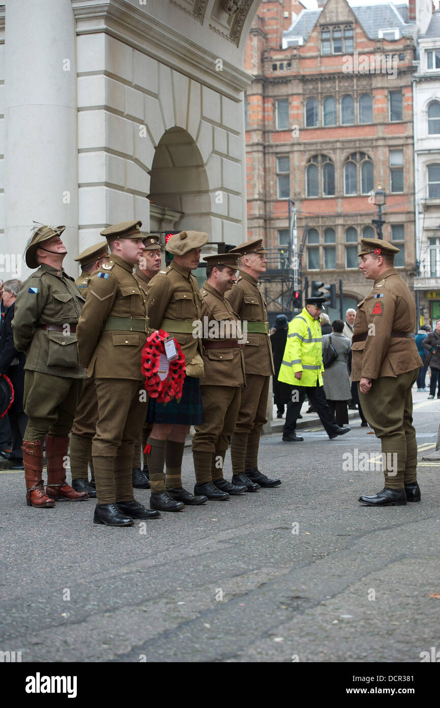 Atmosfera il giorno dell'Armistizio sfilata in piazza del Parlamento il 11 novembre 2011 a Londra, Inghilterra - 11.11.11 Foto Stock