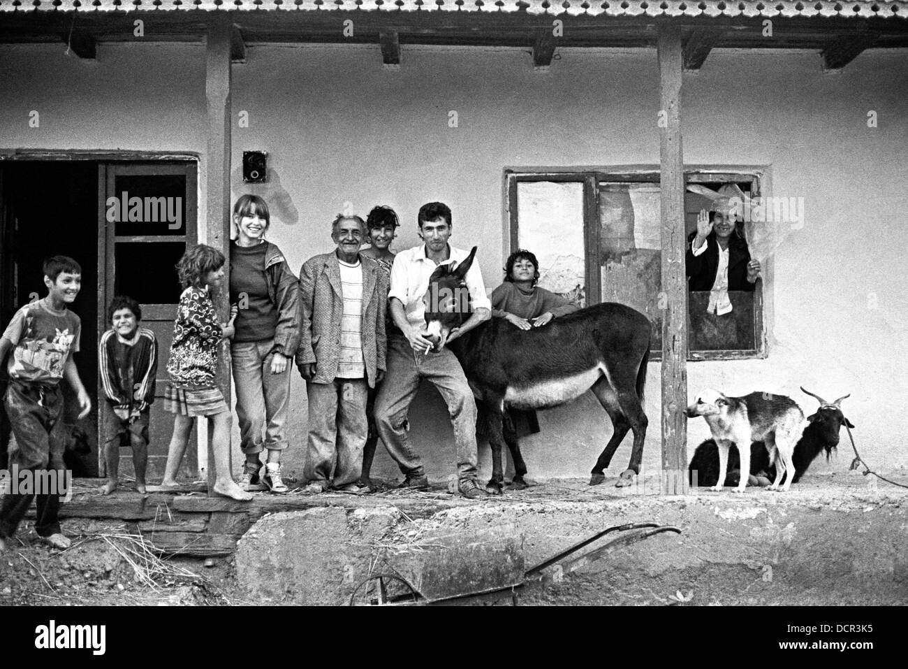 Famiglia Roma in Valea Seaca village Bacau Romania Foto Stock