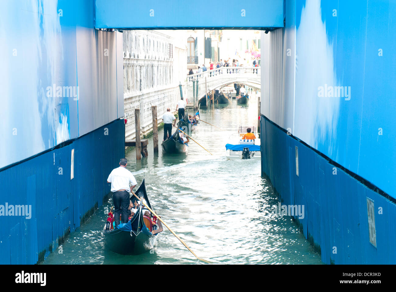 Gondole dirigendosi verso il Ponte dei Sospiri, Venezia, Italia Foto Stock
