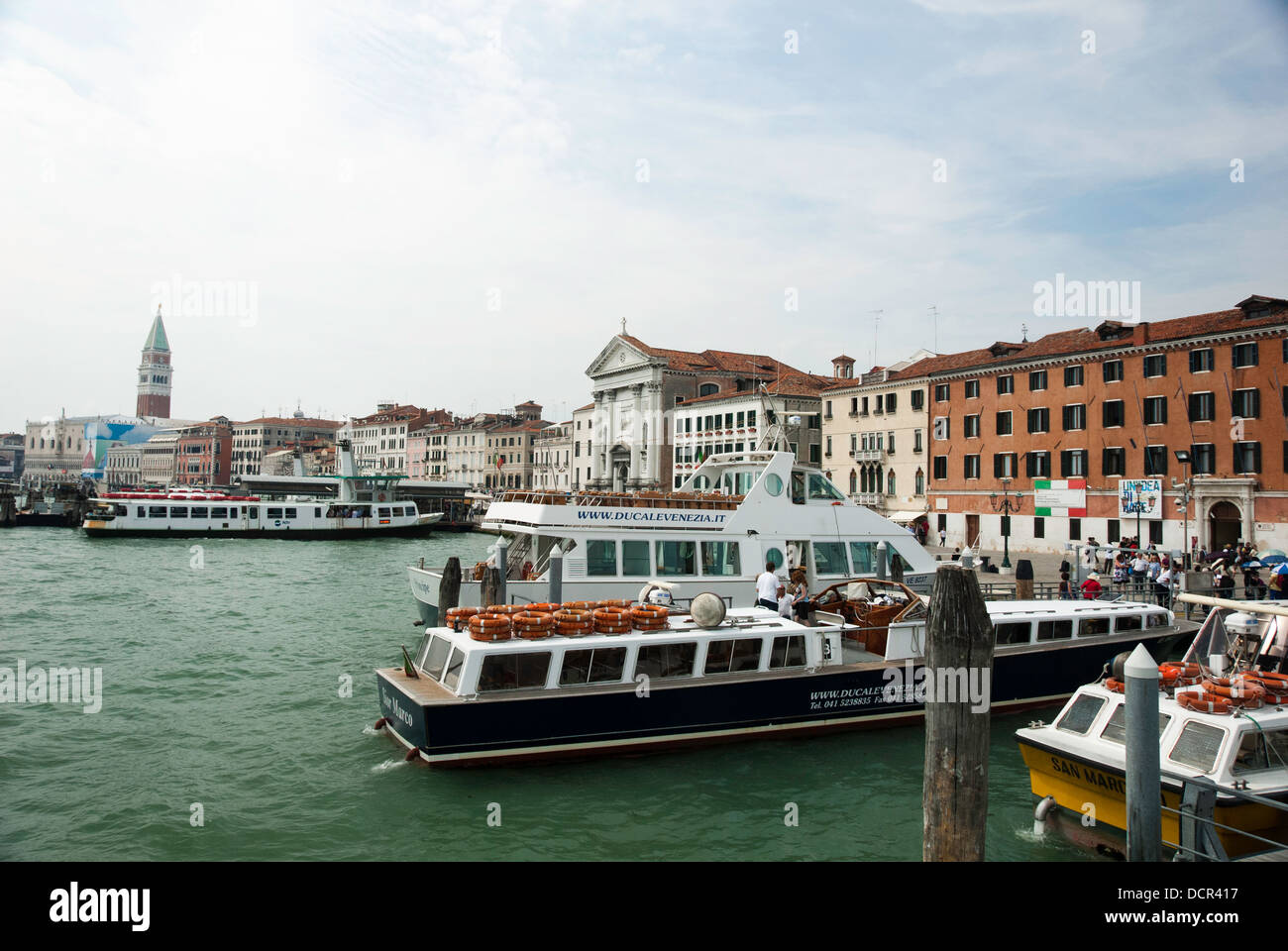 Le imbarcazioni turistiche ormeggiato a Venezia sulla San Maro Canal, con il campanile in background Foto Stock