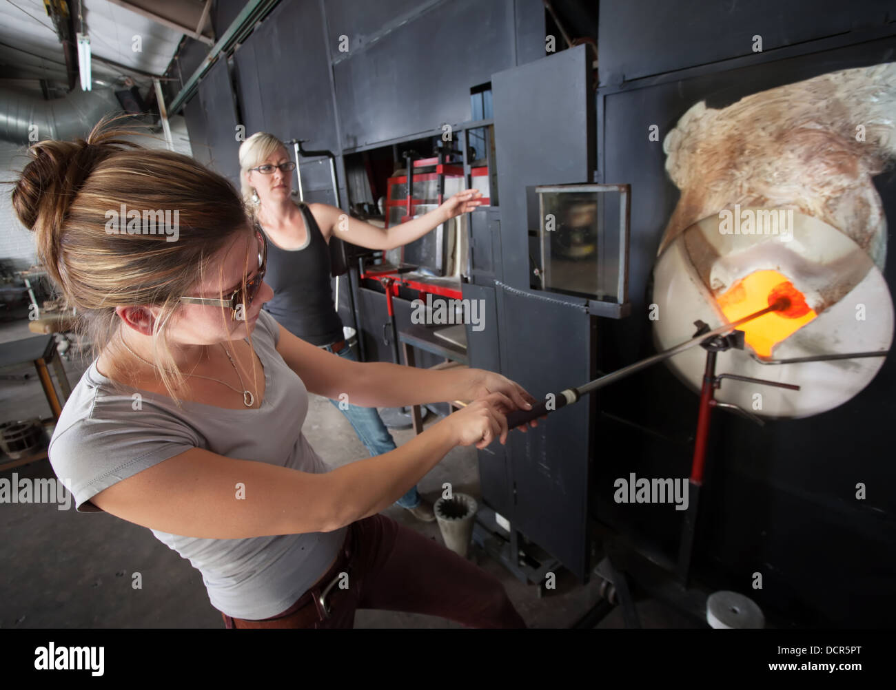 Artisti che lavorano con forno Foto Stock