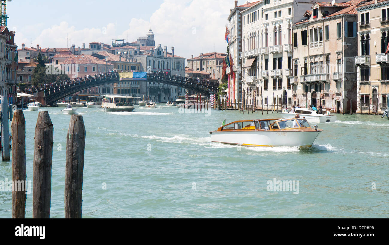 Un paesaggio vista del Ponte dell'Accademia (ponte dell Accademia) sul Grand Canal, Venezia Foto Stock