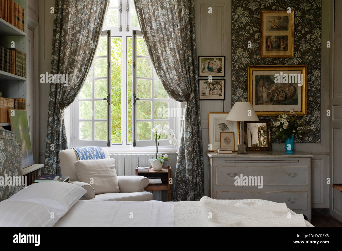 Tessuto Marvic pareti rivestite con abbinamento di tende in camera con eleganti mobili in francese Foto Stock