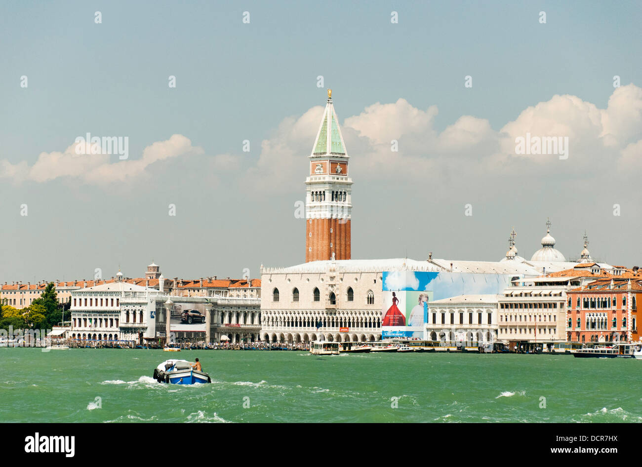 Un panorama di Venezia, come si vede dall'acqua, guardando verso il Campanile ed il Palazzo Ducale. Foto Stock