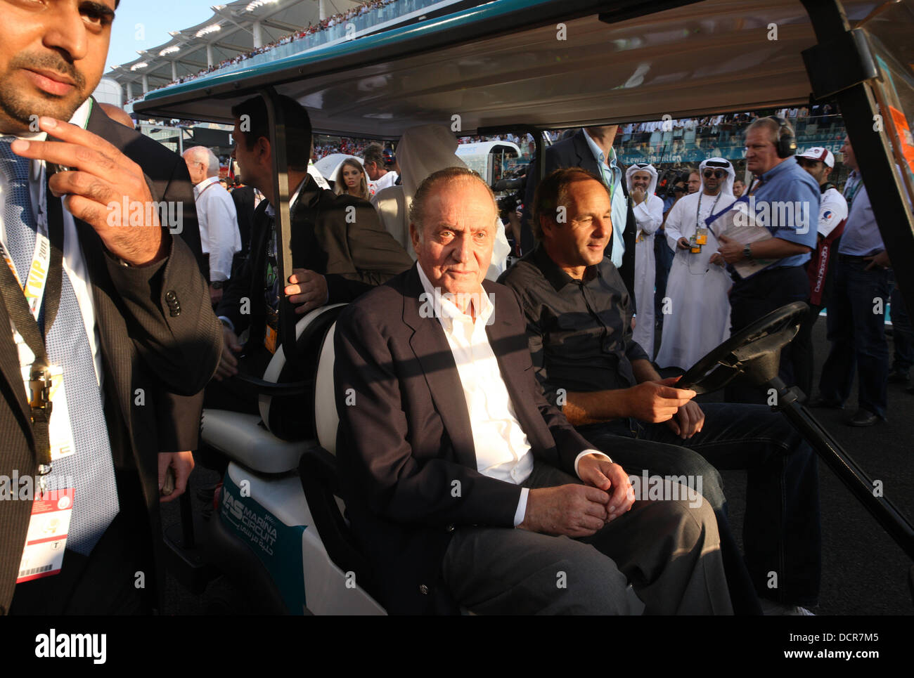 Juan Carlos, Re di Spagna in F1 con griglia di partenza con una Golf Caddie guidato da Gerhard Berger Formula 1 Gran Premio di Abu Dhabi Abu Dhabi, Emirati Arabi Uniti - 13.11.11 Foto Stock