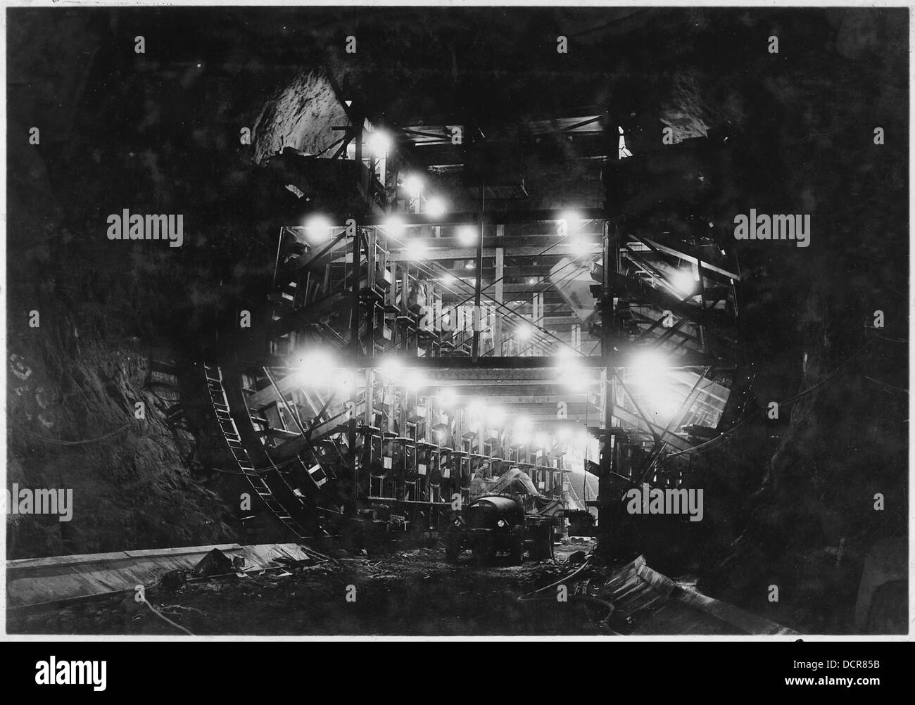 Questa immagine mostra le forme di calcestruzzo a parete laterale posizionate nel tunnel di deviazione n. 2. La vista è dall'estremità grezza e non concreta del tunnel, che mostra i lavori di costruzione durante lo sviluppo del tunnel. Foto Stock