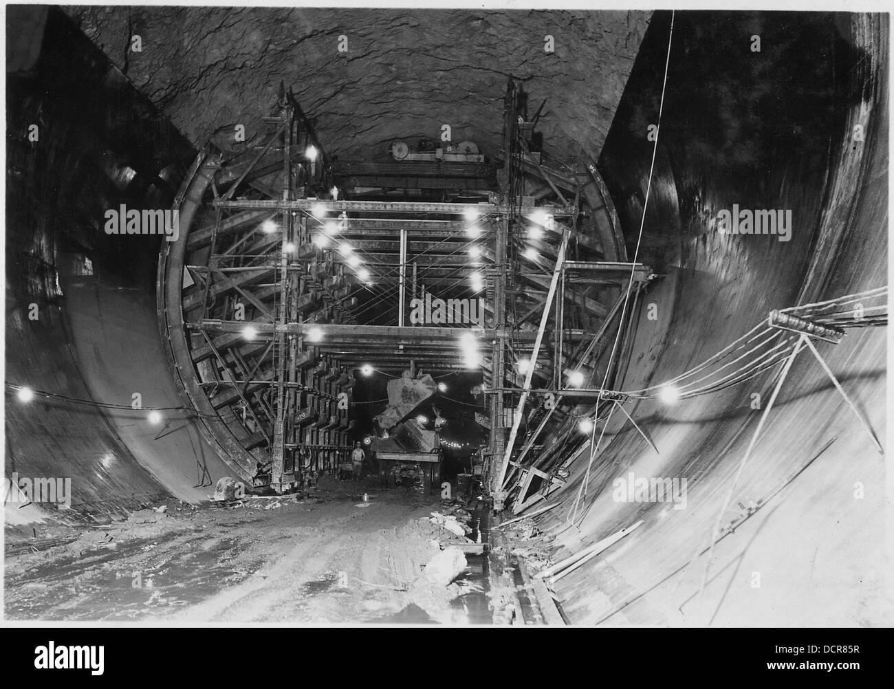 Questa immagine mostra le forme di calcestruzzo a parete laterale utilizzate per il tunnel di deviazione n. 4, una caratteristica chiave di un progetto infrastrutturale di grandi dimensioni. Il lavoro concreto è cruciale per la costruzione e l’integrità operativa del tunnel. Foto Stock