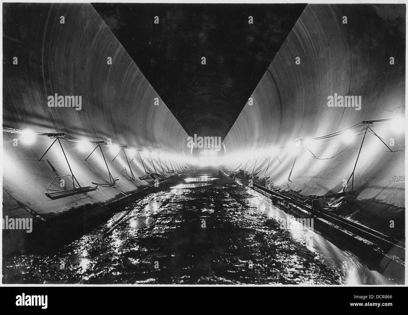 Il calcestruzzo a parete laterale è stato collocato nel tunnel di deviazione n. 2, indicando l'avanzamento della costruzione di un progetto di deviazione dell'acqua. Foto Stock