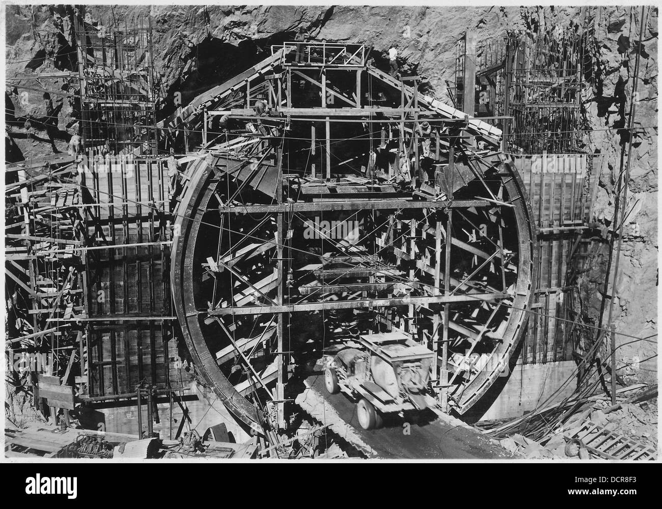 Tunnel di fianco forme essendo utilizzato nella paratia formante la struttura di gate al portale di ingresso del tunnel di deviazione n. 1. - - 293738 Foto Stock