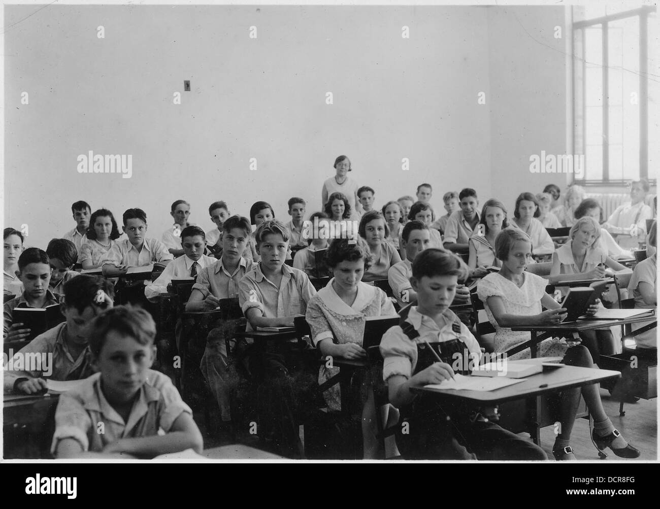 Una fotografia che mostra una classe di sesta elementare in una scuola pubblica di Boulder City, Nevada. L'immagine riflette l'ambiente educativo del tempo. Foto Stock