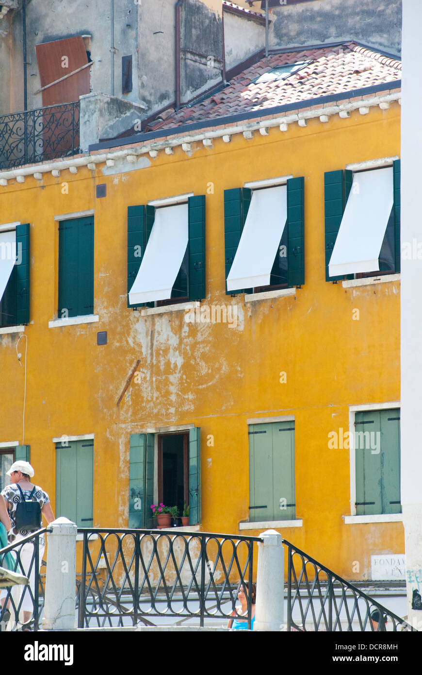 Tradizionale edificio veneziano con finestra persiane e scuri Foto Stock