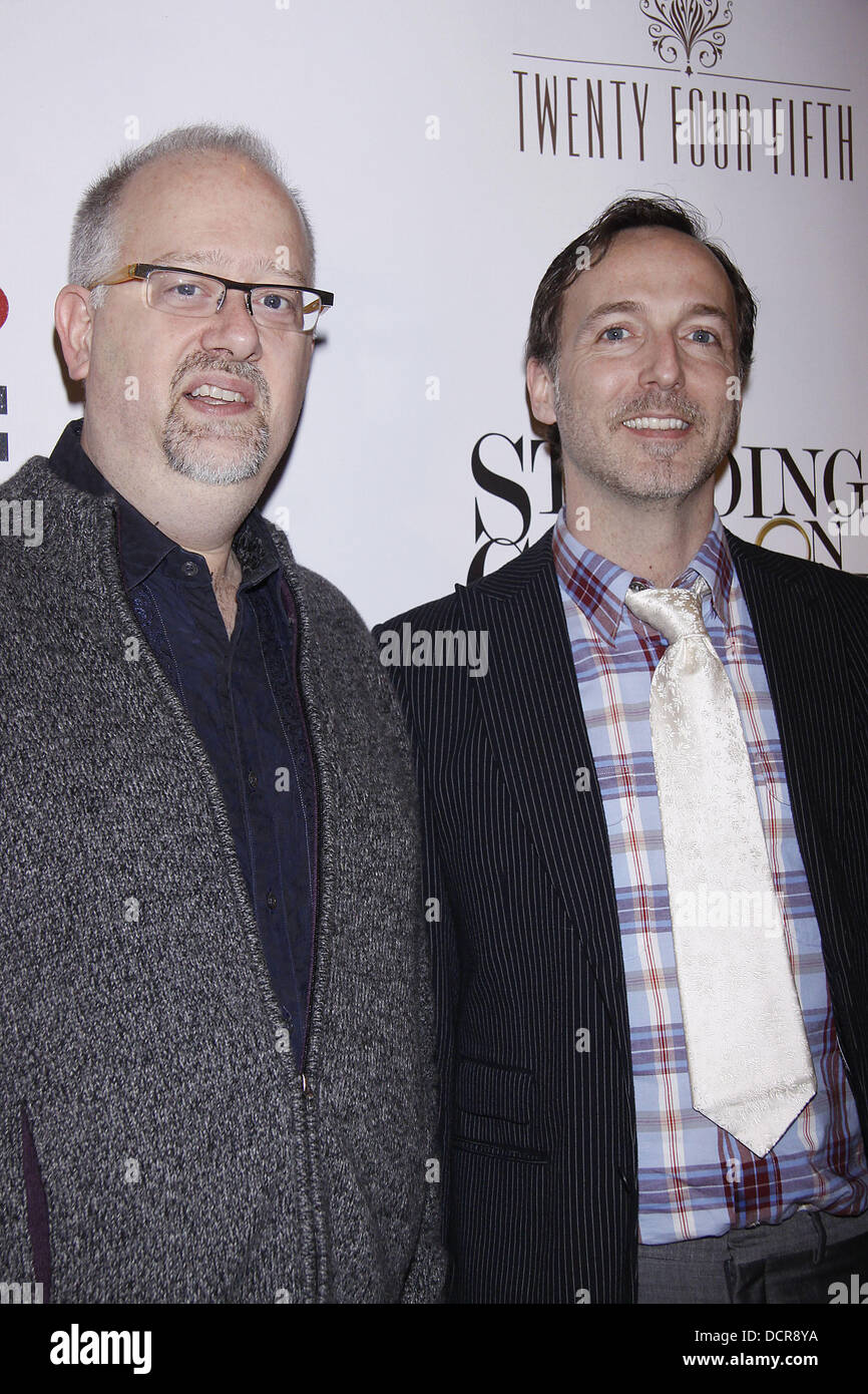 Doug Wright e David Clemente apertura notturna del Off-Broadway produzione di 'Spermanente sulla cerimonia: il matrimonio gay gioca ' presso la struttura Minetta Lane Theatre - Arrivi. La città di New York, Stati Uniti d'America - 13.11.11 Foto Stock