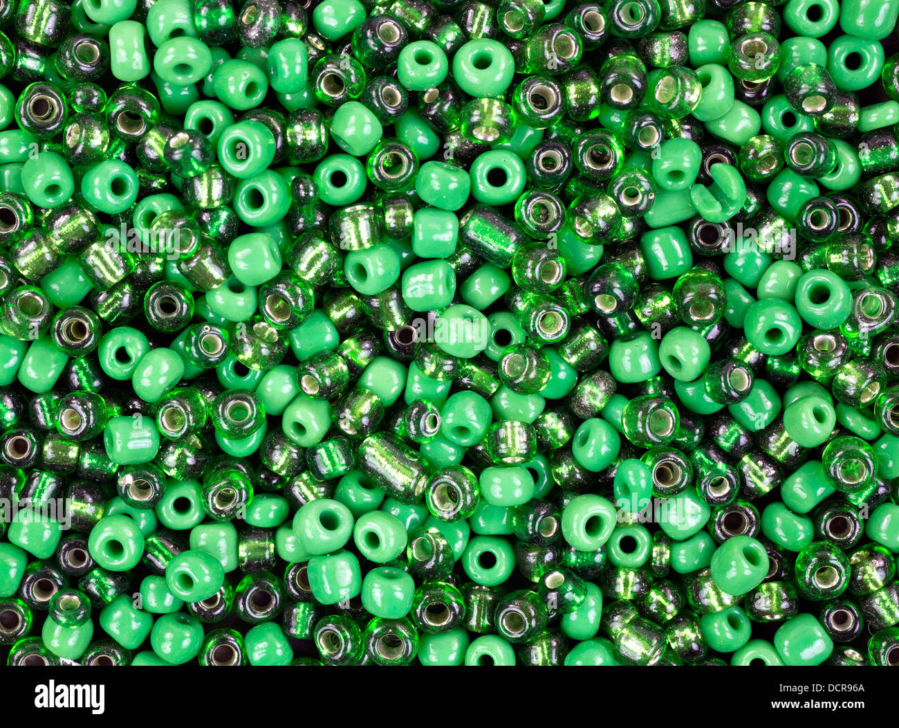 Molto vicino in vista del verde perline di vetro utilizzato per gioielli e oggetti di artigianato. Foto Stock
