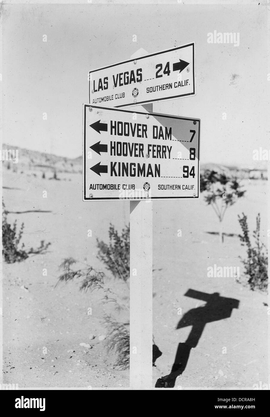 L'Automobile Club of Southern California ha eretto dei cartelli autostradali in tutta Boulder City e nella circostante regione di Boulder, segnando siti storici o notevoli. Foto Stock