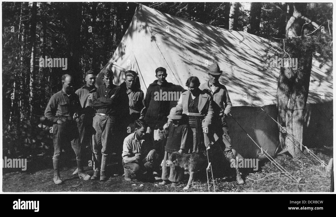 Lavoratori in un campo per un progetto di costruzione di strade nel Wyoming, che illustra lo sviluppo del lavoro e delle infrastrutture nella regione. Foto Stock