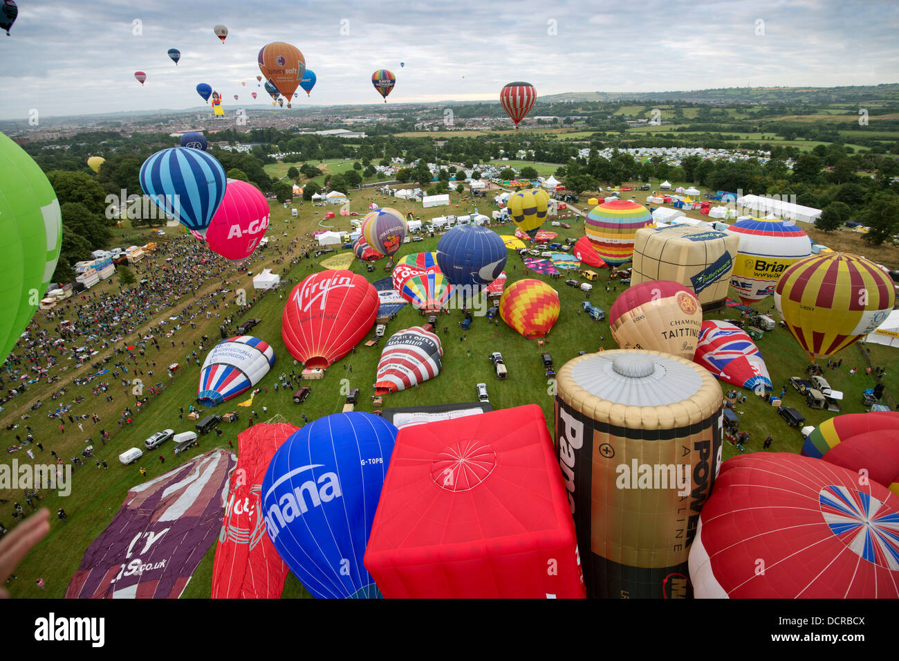 Bristol International Balloon Fiesta 2013, mostrando la salita di massa e lo sbarco di oltre un centinaio di palloncini a questo evento annuale. Un REGNO UNITO Foto Stock