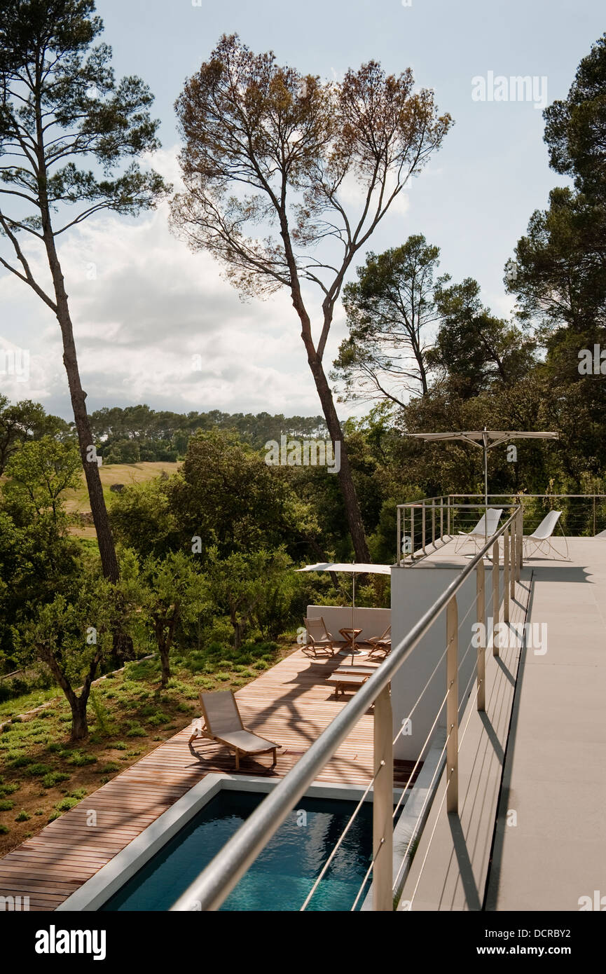 La terrazza e la piscina di casa di vacanze in Provenza, progettato e costruito da David Price Foto Stock