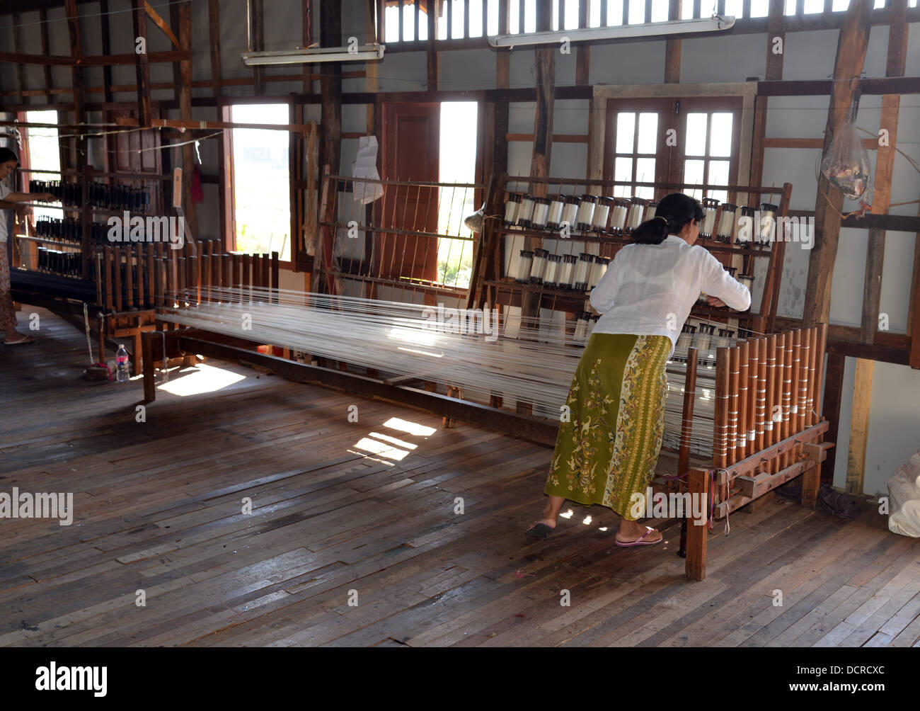 Rotoli di filo sono la filatura in un mulino di tessitura sul Lago di Inke Foto Stock