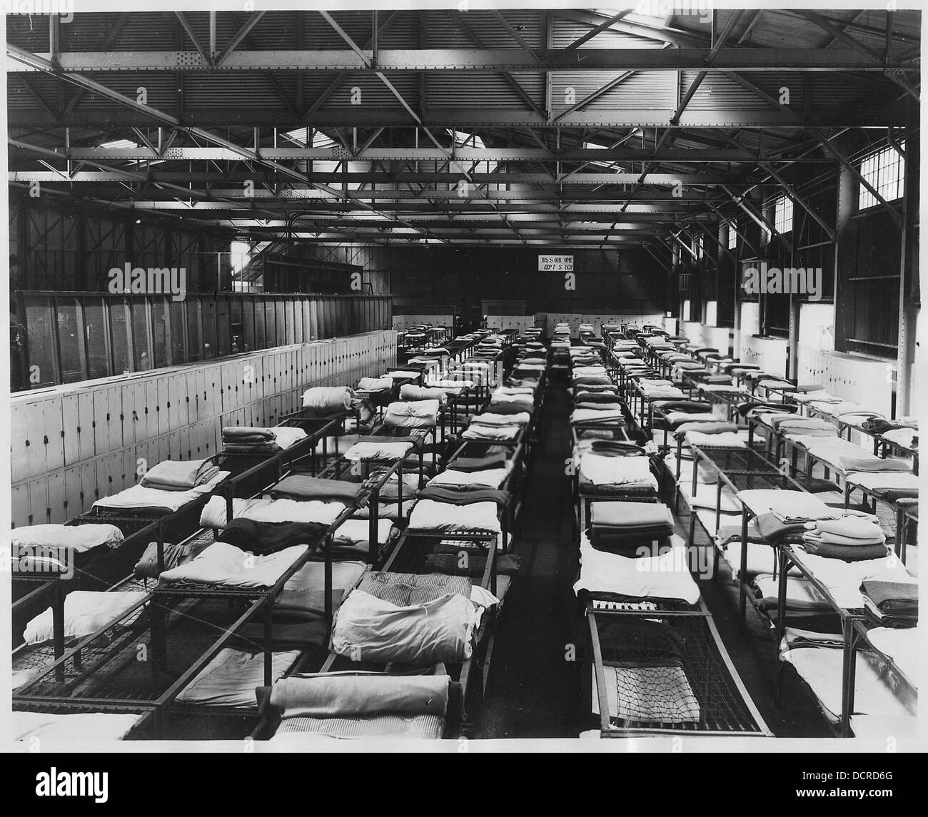 Questa fotografia mostra una sala a castello a due piani presso la base sottomarina di Los Angeles, con armadietti intorno alla stanza, che forniscono uno sguardo alle sistemazioni e alle strutture per il personale militare di stanza lì. Foto Stock